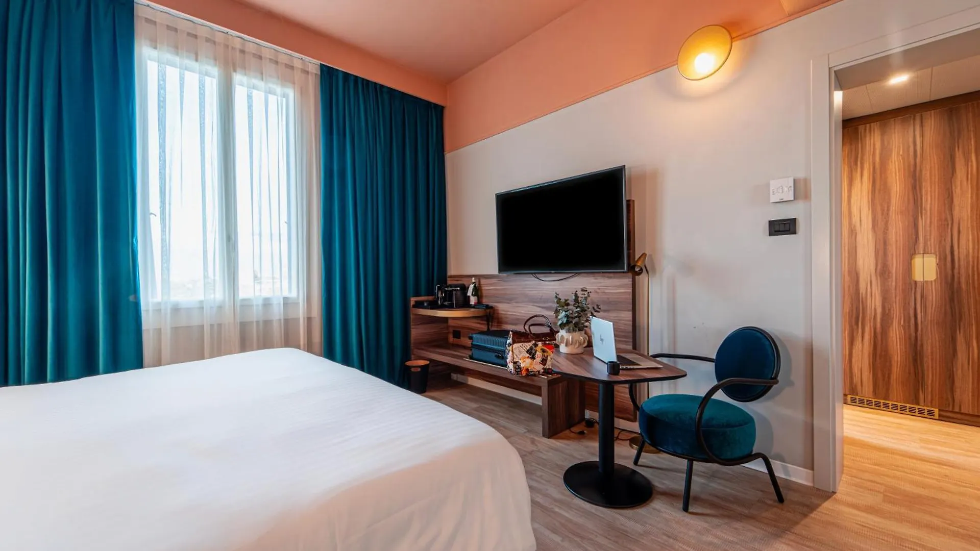 Mercure Bologna Centro 4*,